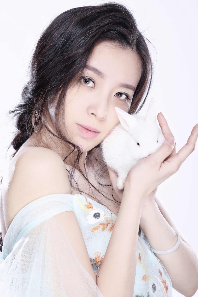 人与动物美女写真兔子