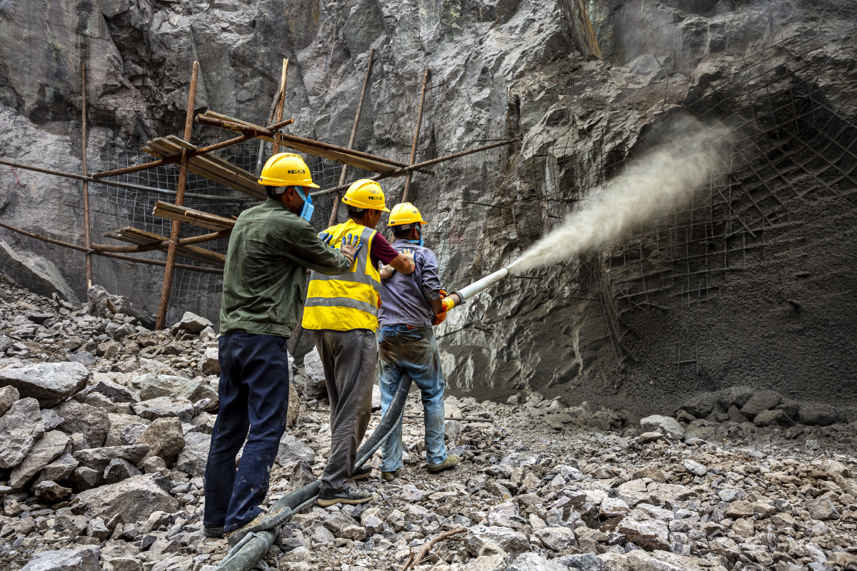后的杭温高铁建设稳步推进,图为杭温高铁仙居段隧道山体护坡喷浆作业