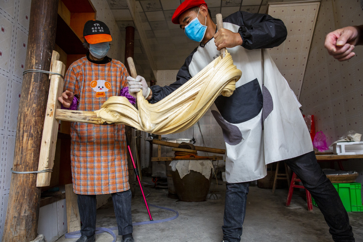 拉糖浙江磐安大皿古村麦芽糖制作过程的一道工序拉糖