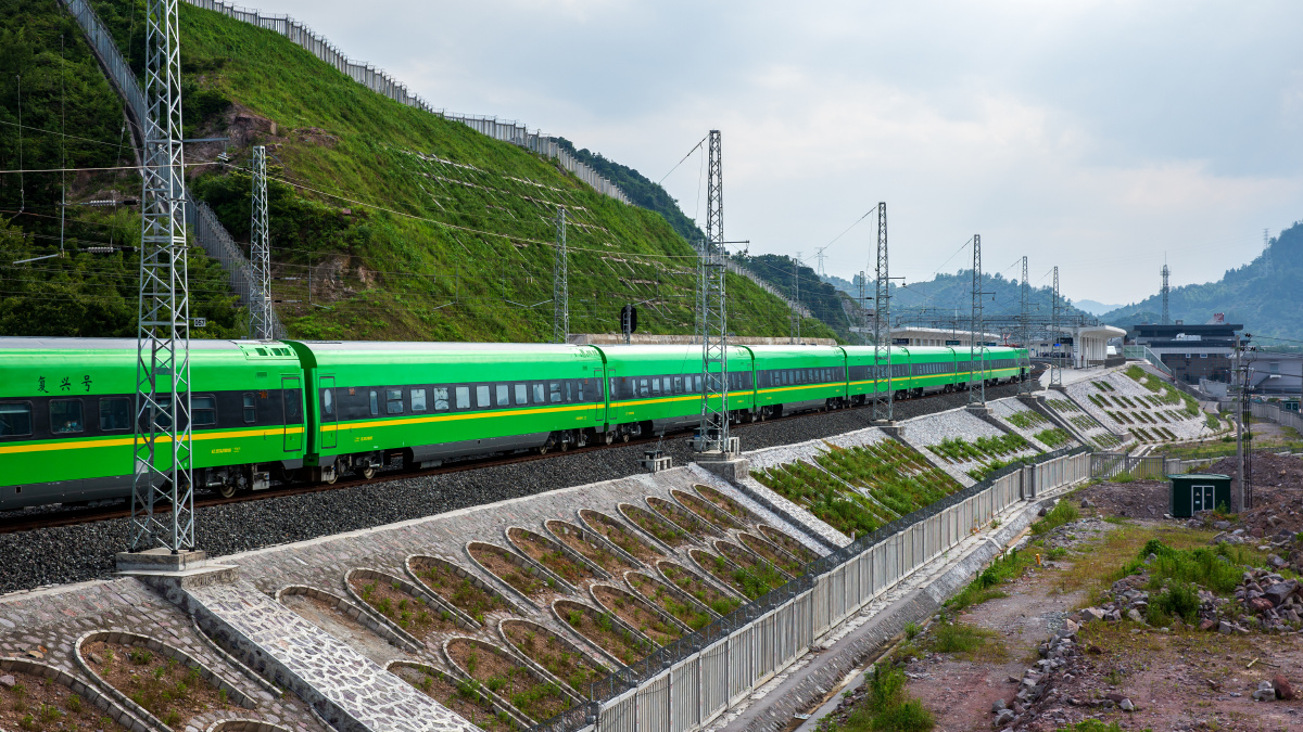 绿巨人复兴号驰骋金台铁路