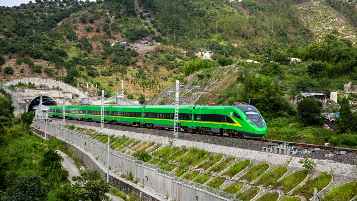 绿巨人复兴号驰骋金台铁路