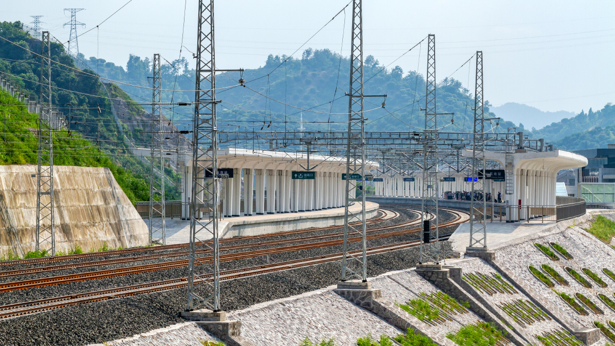 绿巨人复兴号驰骋金台铁路