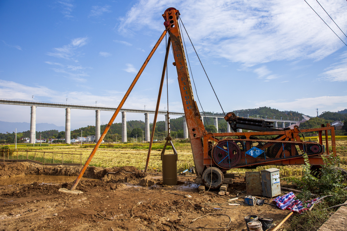 杭温高铁仙居段桥墩打桩施工现场