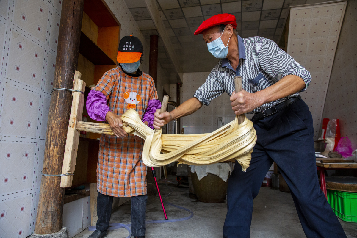 拉糖浙江磐安大皿古村麦芽糖制作过程的一道工序拉糖