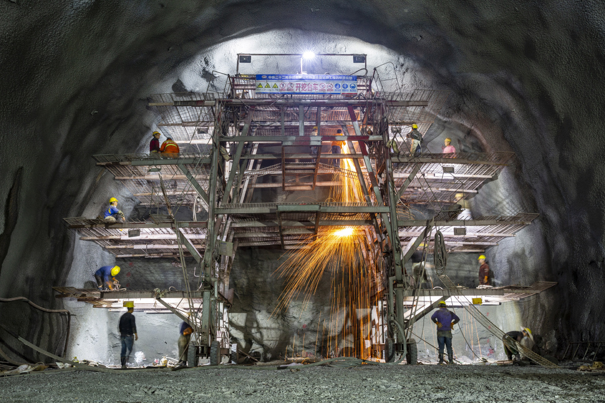 隧道内的火花杭温高铁隧道施工现场