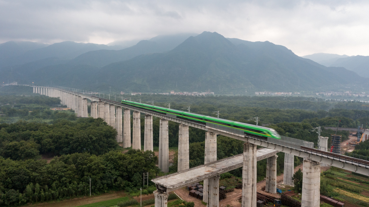 绿巨人复兴号驰骋金台铁路