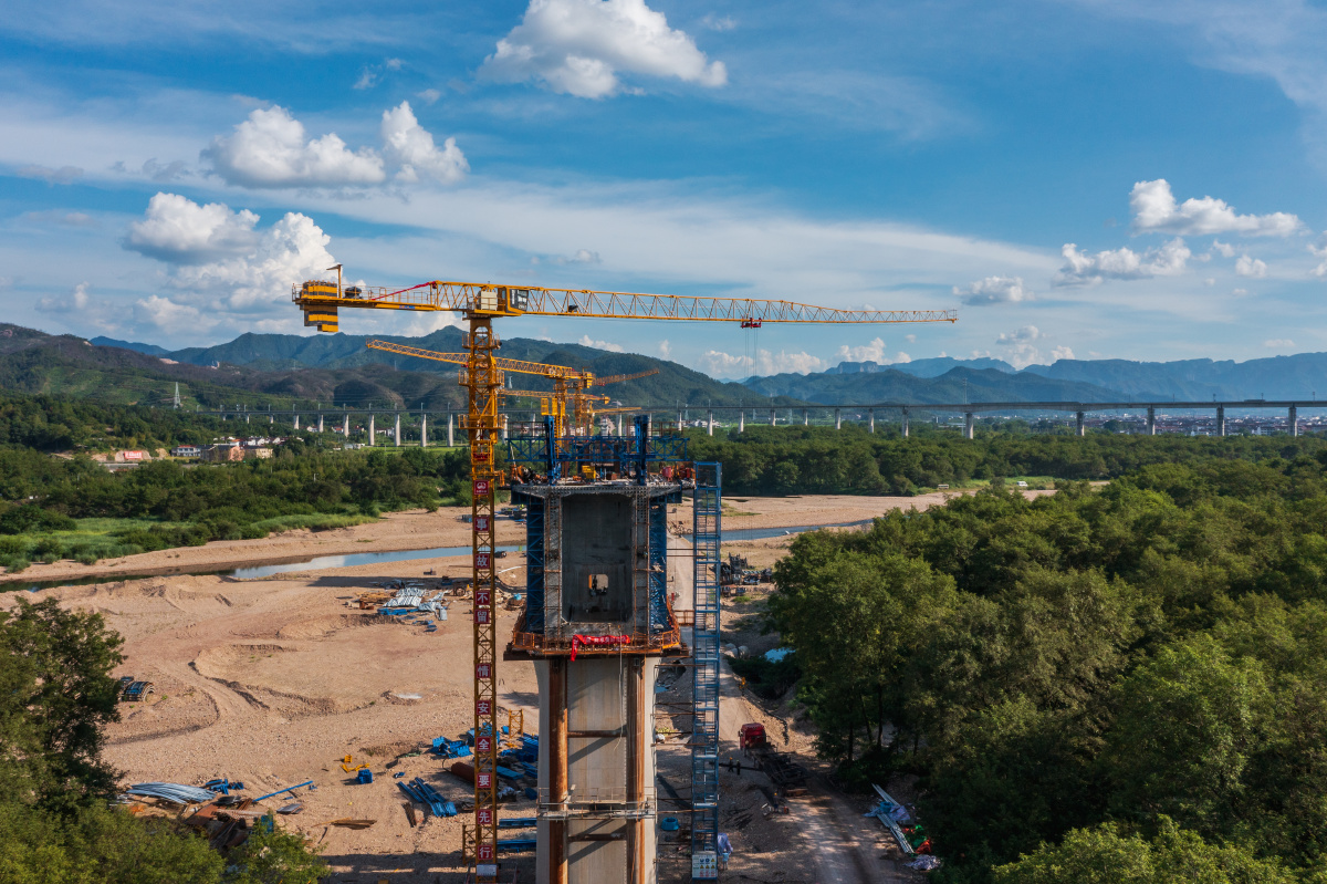 秋高气爽建桥忙浙江仙居杭温高铁永安溪桥梁建设施工现场
