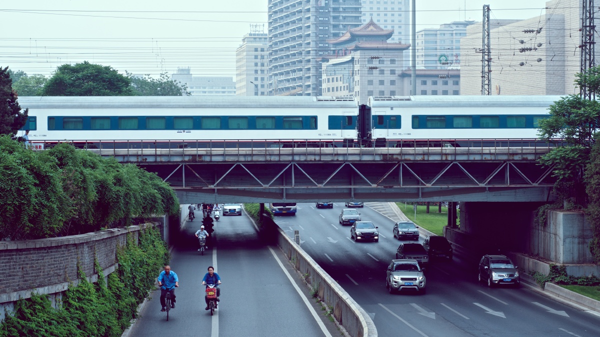午后 我们会彼此地对看一眼 放过万千汹涌 然后波澜不惊地各走各路