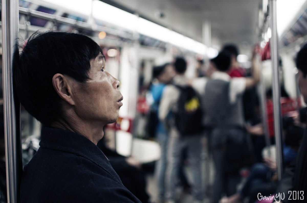 地铁上的沉思老人