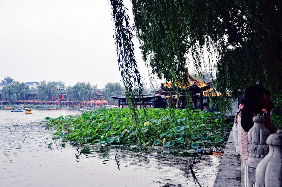 The breeze blows willow<br />
Houhai Lake,Peking