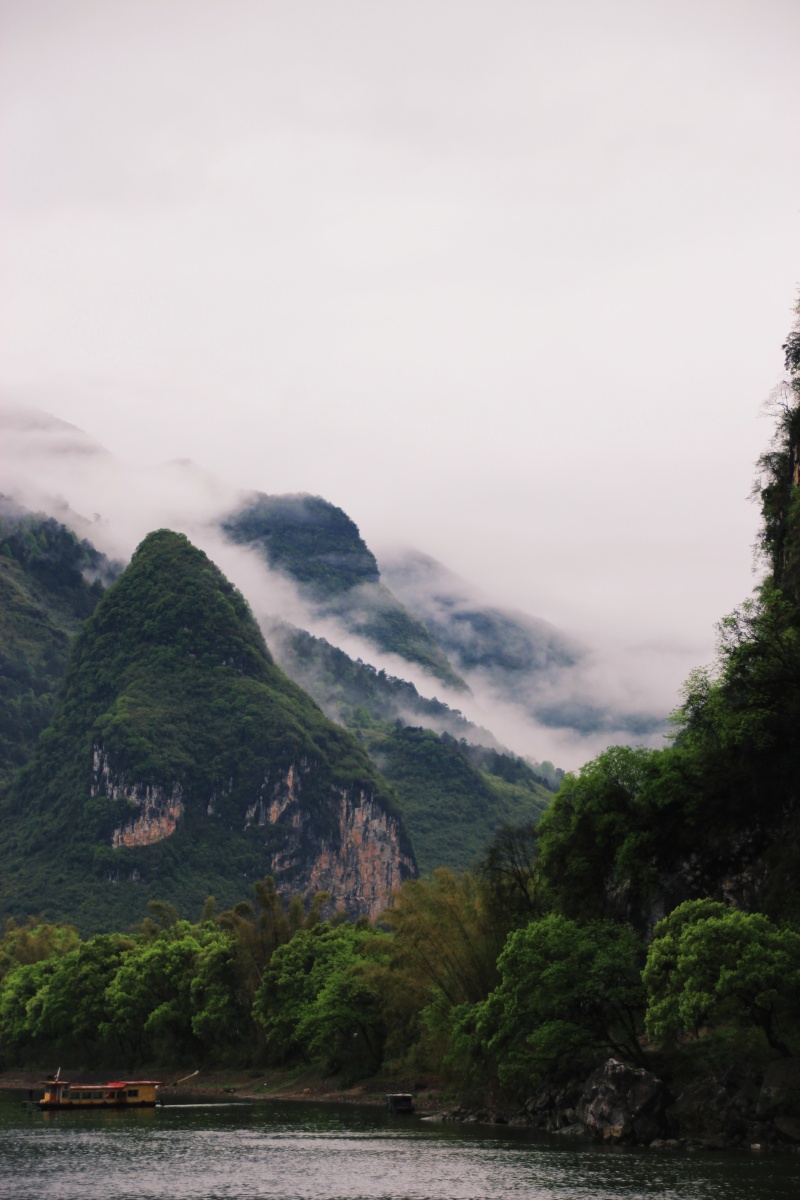 远山如黛云中起近水含烟碧潋波