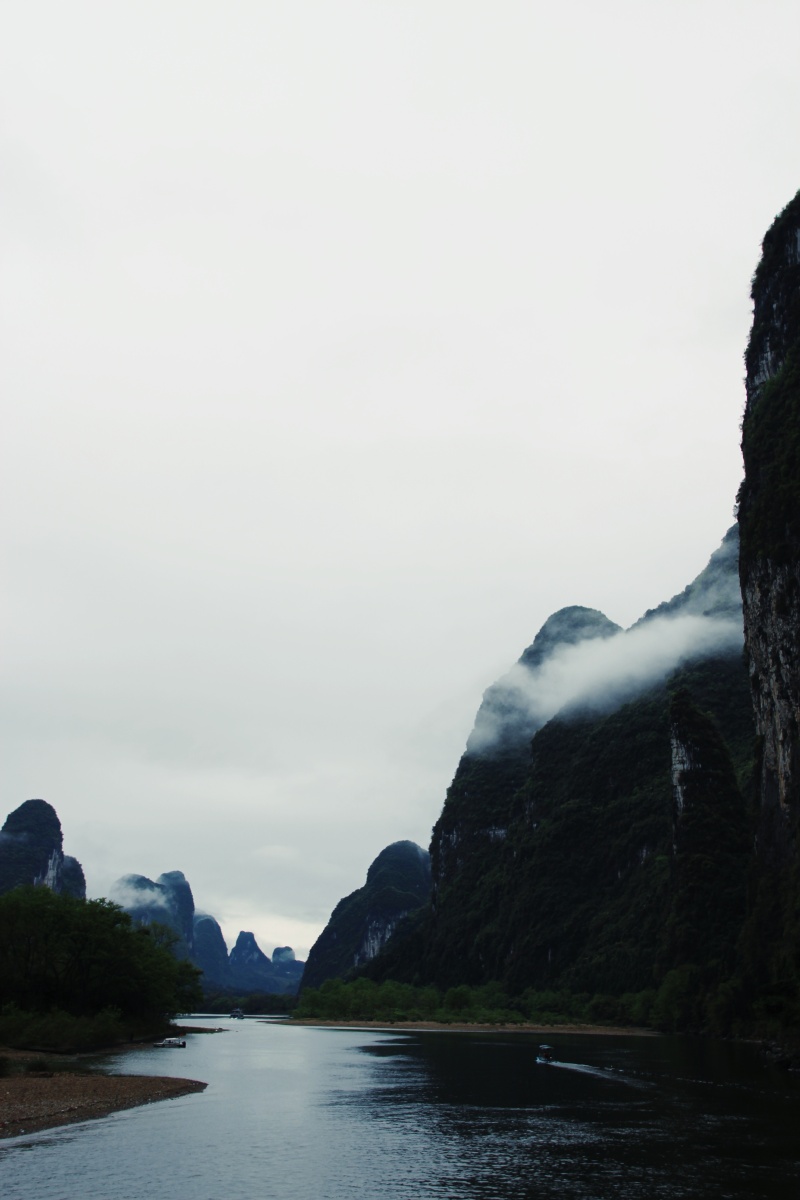 远山如黛云中起近水含烟碧潋波