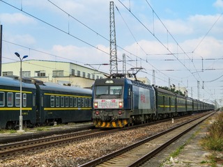 543704