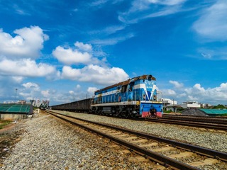 543718