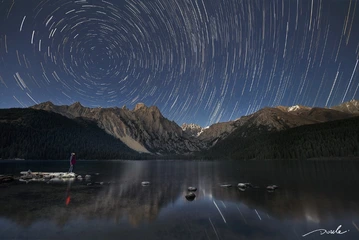 最后只剩下星空，像不变回忆，陪着我