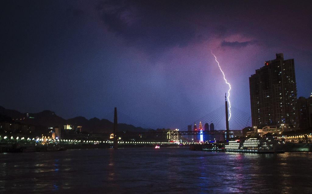 风雨中的守候。<br />
