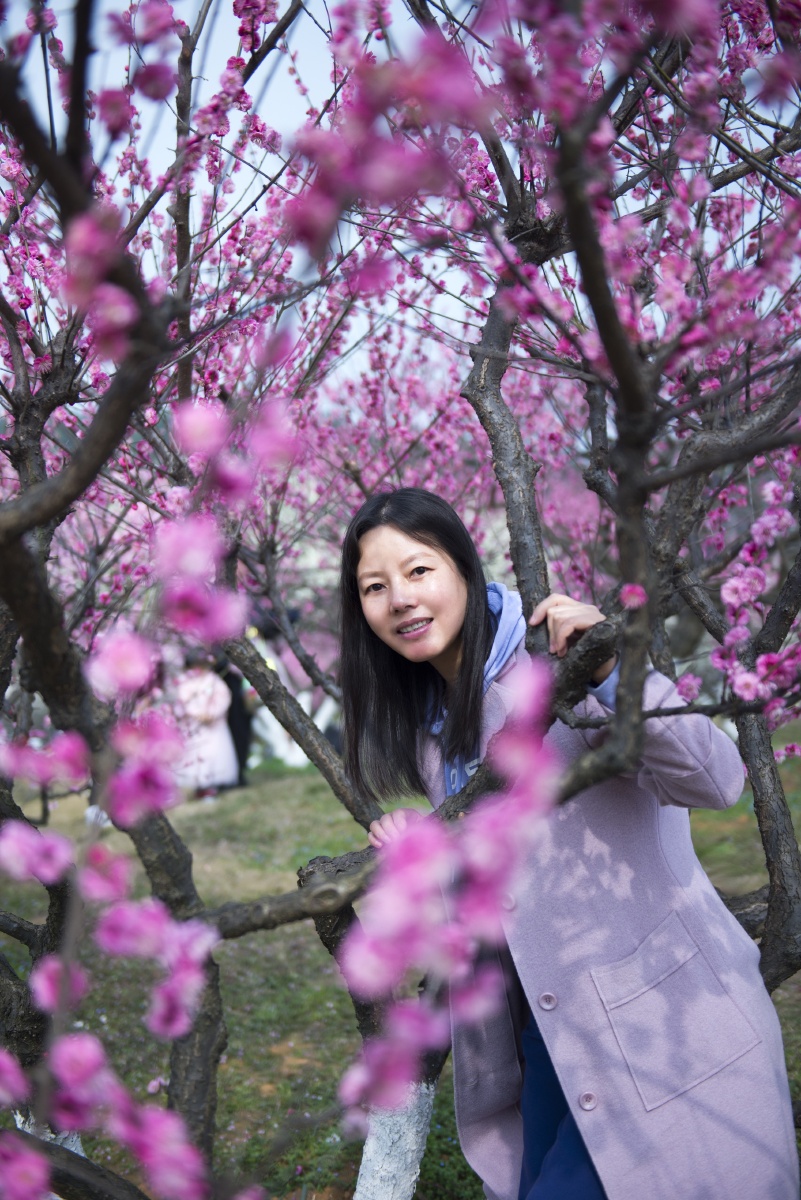 千树万树桃花开美女桃花相映红