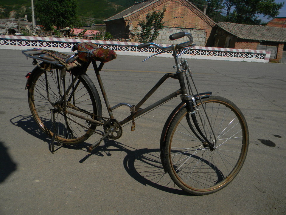 去内蒙回来途经北京怀柔拍到,这个自行车足有50斤重