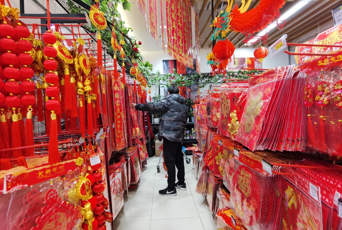 2021年2月10日腊月二十九杭州市民购买年货场面火爆摄于杭州转塘永辉