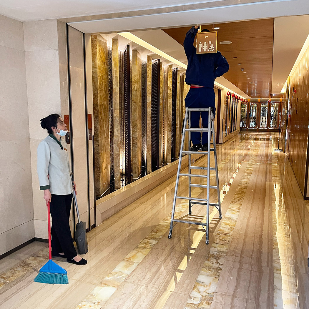 午后酒店大堂,保洁阿姨和修理工组成了一幕有趣的画面张喜蛋关注