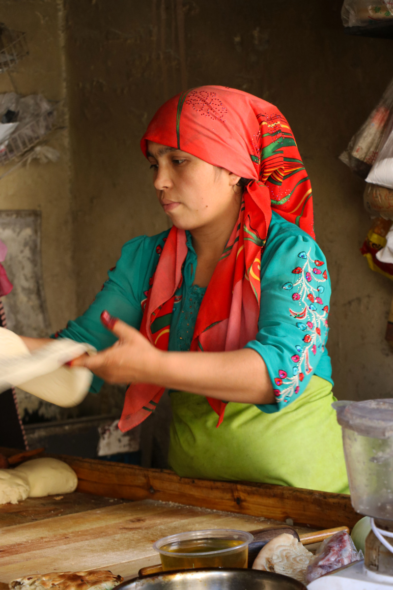 做烤馕的维吾尔族姑娘.拍摄于喀什老城街头.