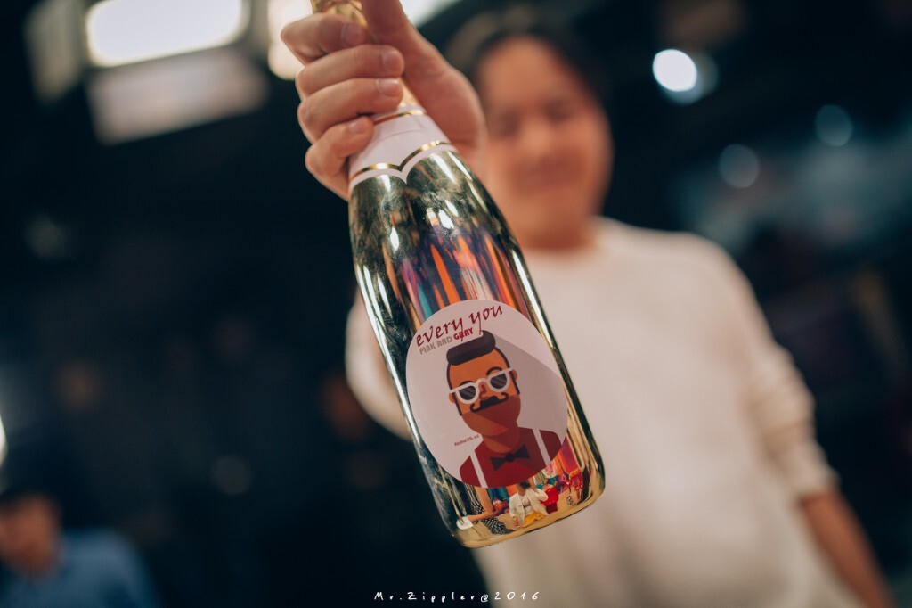 网络电商事业正式启动<br />
以我形象为原型的香槟酒【觅萄】已经正式出场<br />
马上就要入驻天猫<br />
<br />
各位大神们今后在国内夜场看到这瓶酒的时候<br />
一定要多喝猛喝对瓶吹<br />
有一种与我舌吻的淡淡的忧愁………