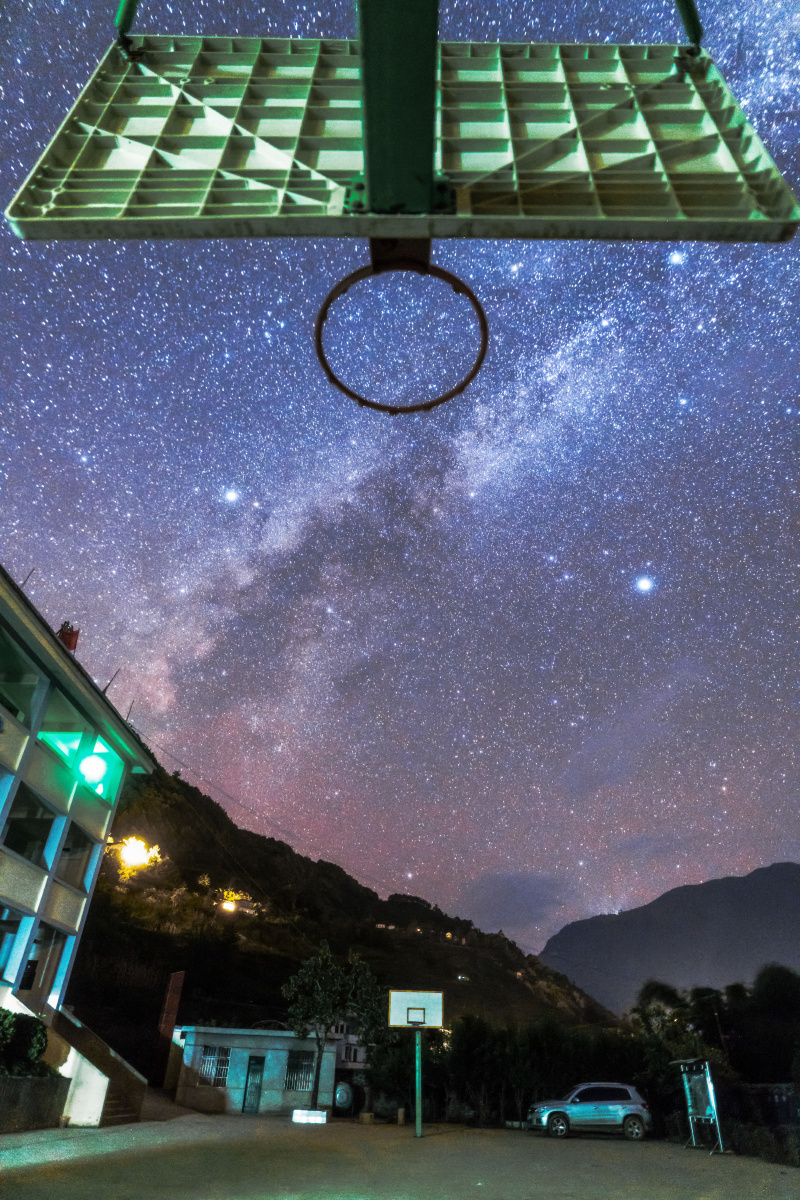 对于城里人来说,这块星空下的篮球场美得让人不敢相信!