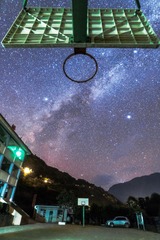星空下的篮球场