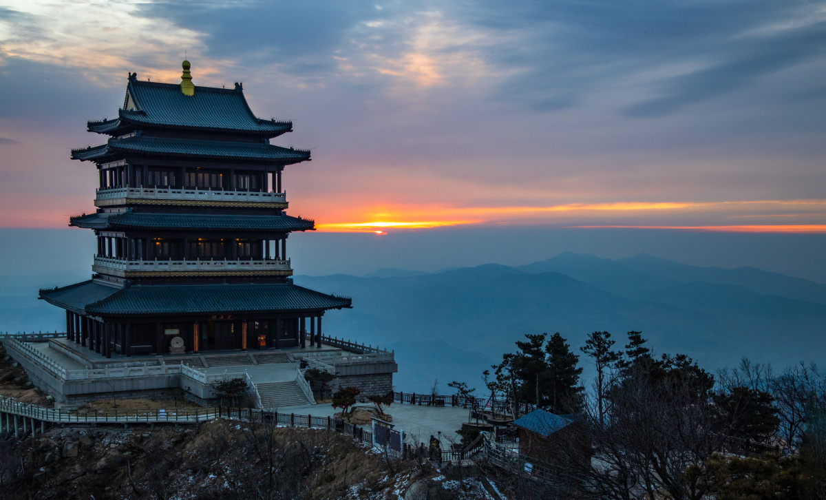 蒙山之巅新年第一缕阳光