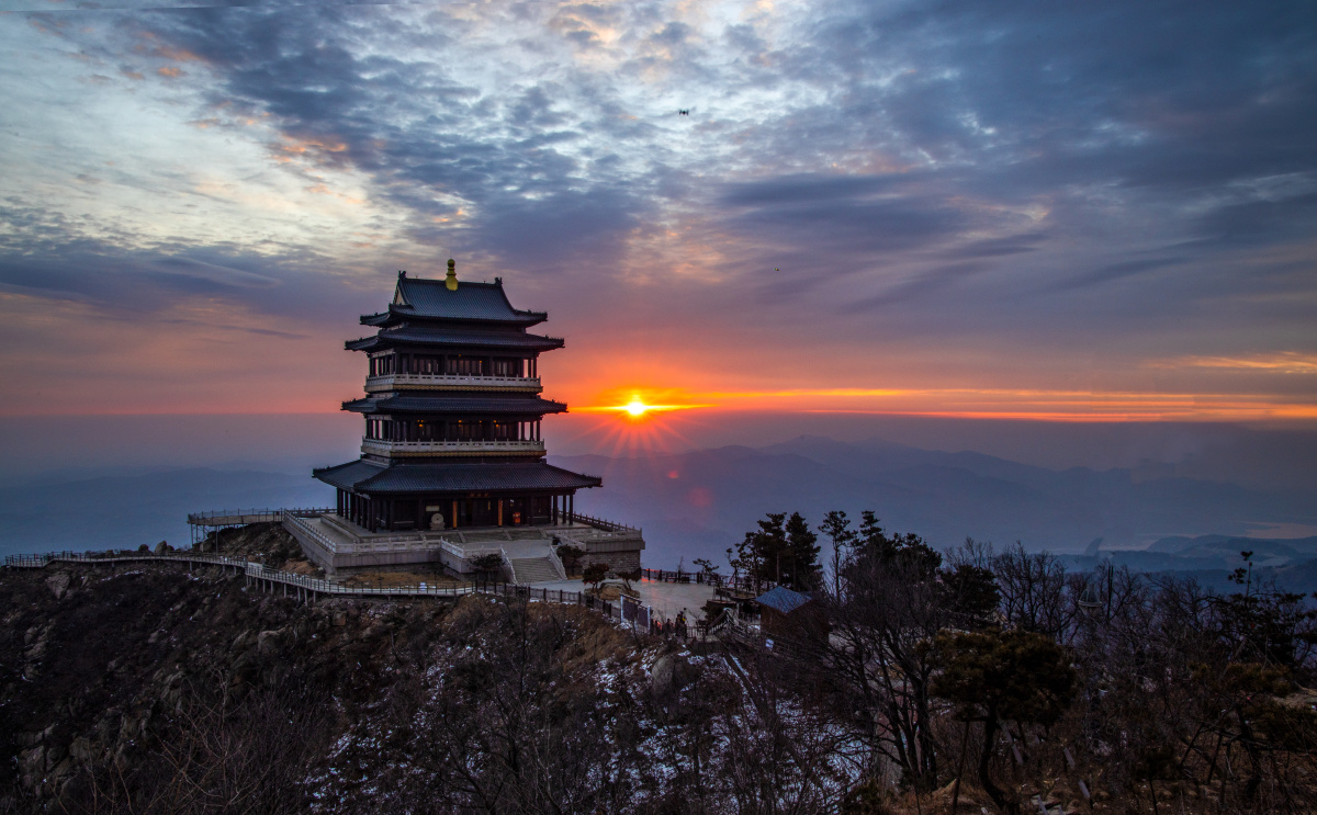 蒙山之巅新年第一缕阳光