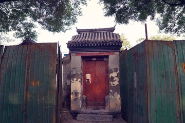 残破胡同门口