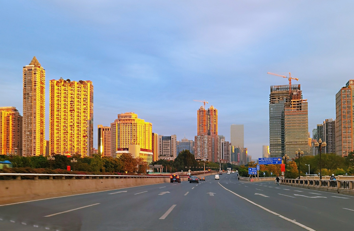 朝阳下的广州大道