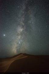 连续两周的腾格里沙漠，一张索然无味的沙漠银河