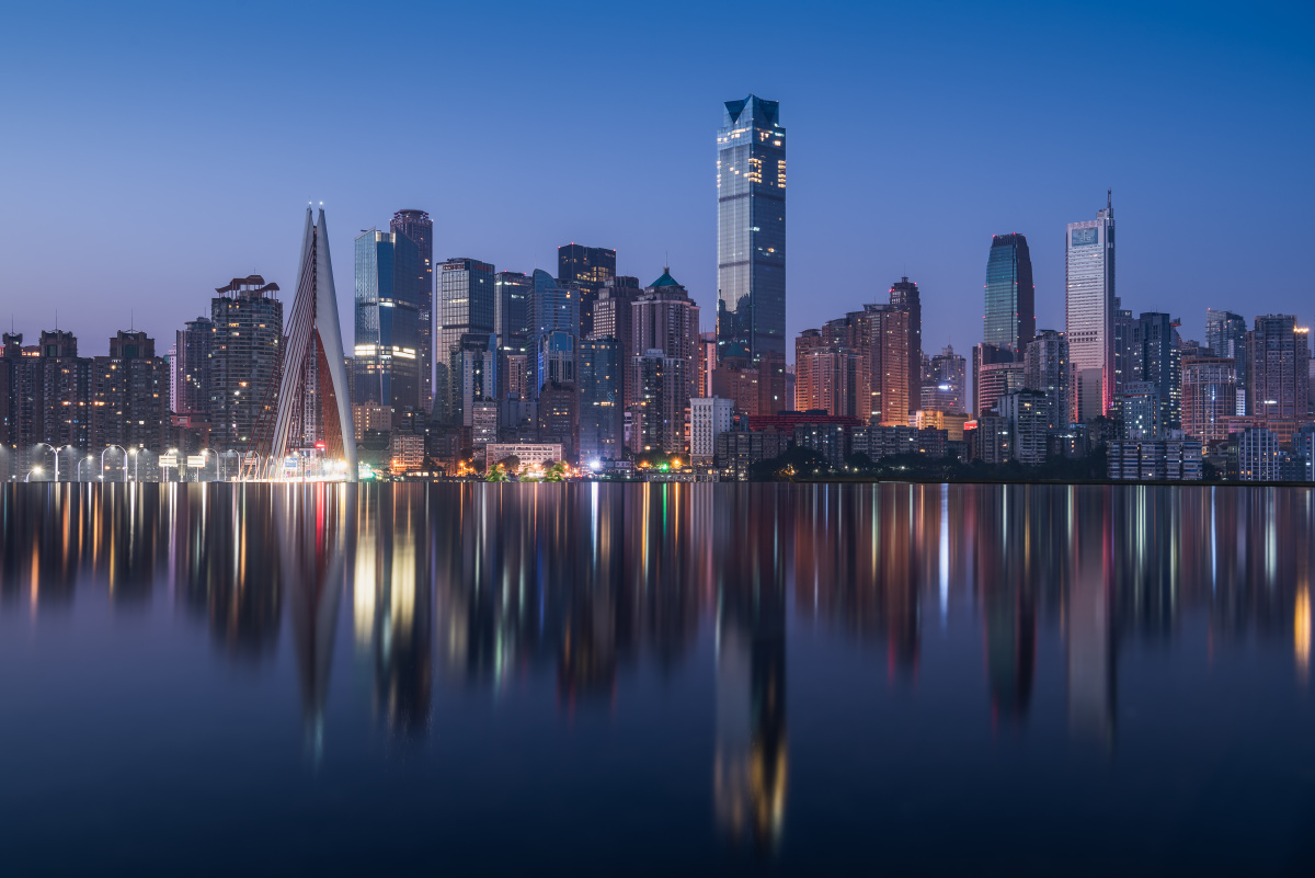 清晨的重庆城市倒影