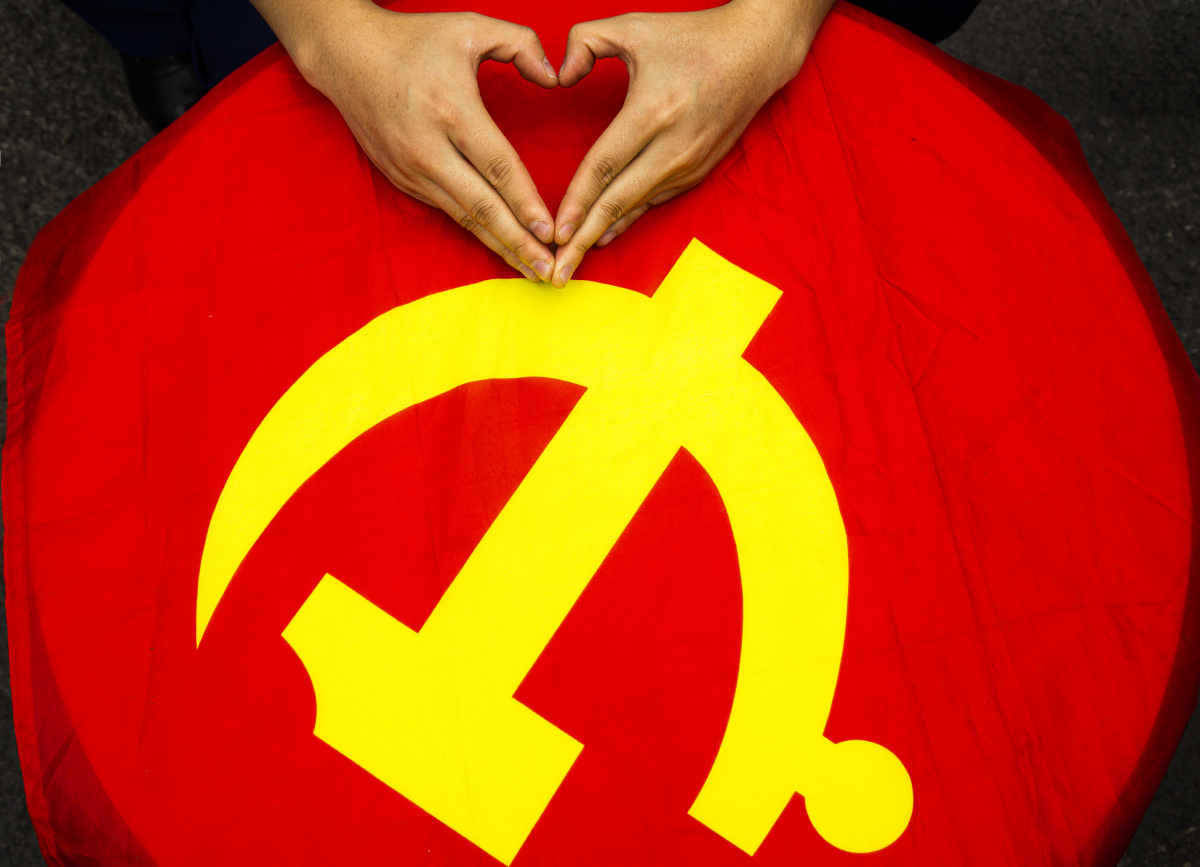 鲜红的党旗,心中的火焰.