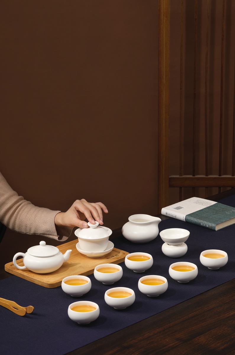 白瓷茶具湖畔居