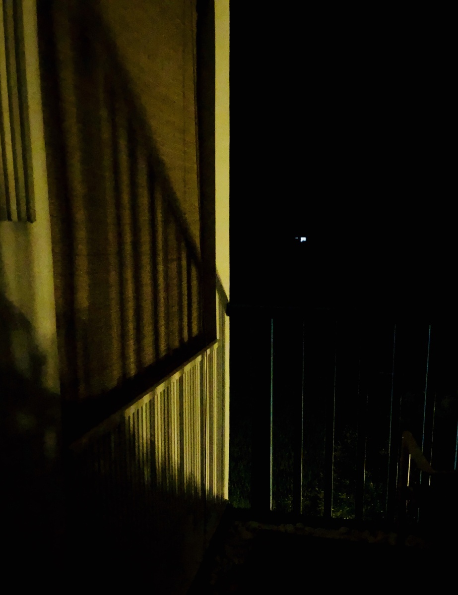 凌晨阳台光影