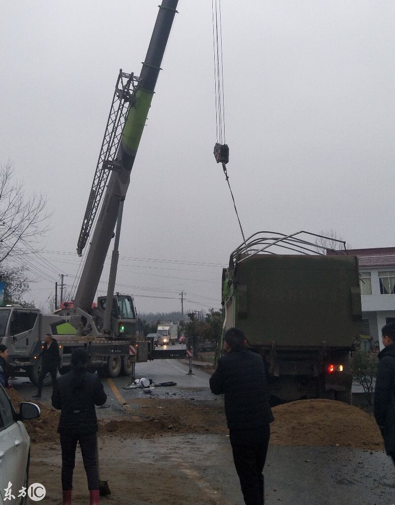 民警指挥施救吊车成功将侧翻货车扶正