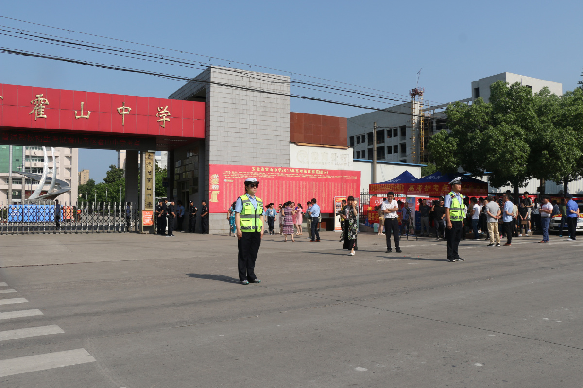 2019年6月7日,安徽省霍山县,霍山交警在霍山中学考场外执勤.