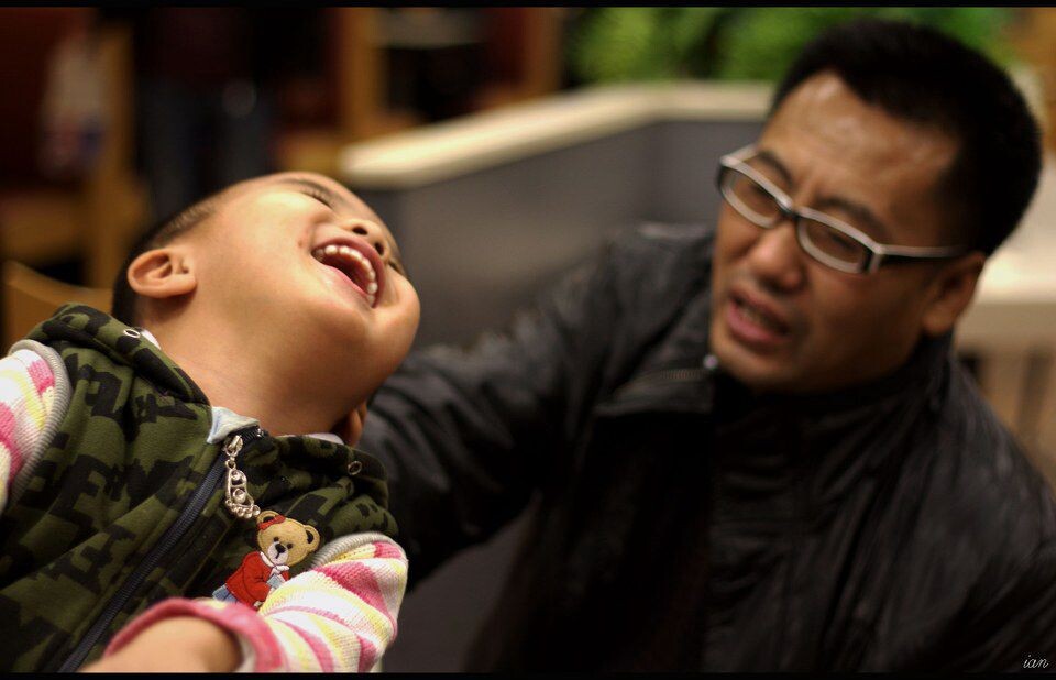 父与子<br />
当爹的想让他摆点pose，结果小哥异常兴奋，总是蹦蹦跳跳，拿他没办法~ 顺势抢了这张。