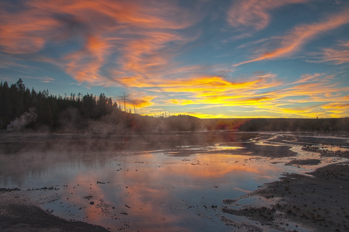 热泉飞霞~炫舞的晚霞使天空投入了大地的怀抱!