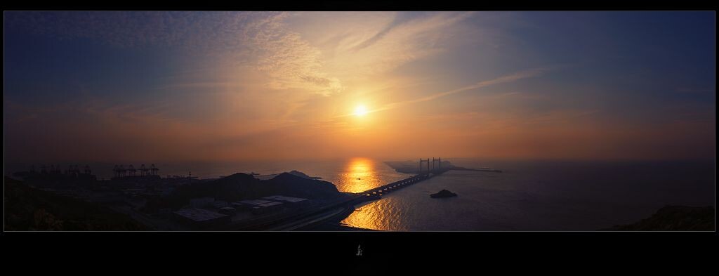 石龙山顶拍摄东海大桥全景<br />
