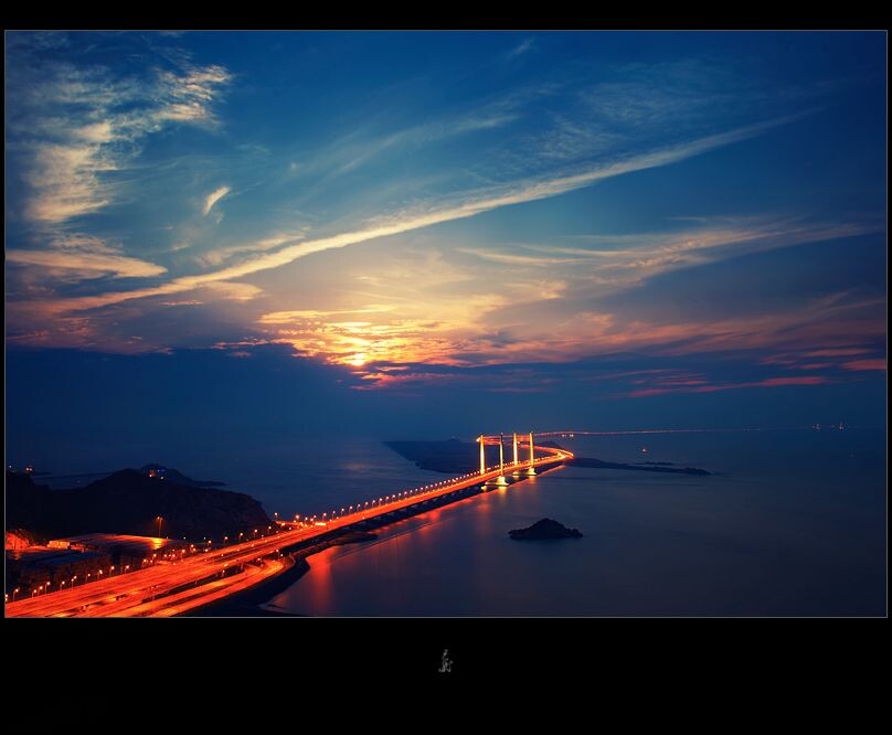 石龙山顶拍摄东海大桥夜色<br />
