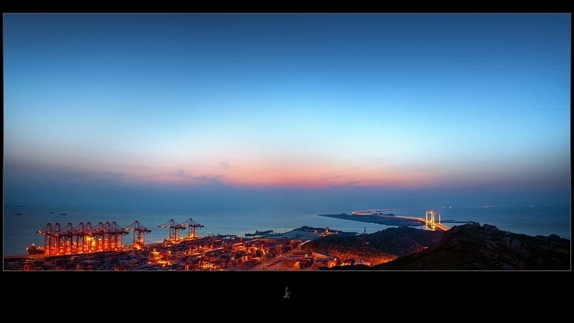 石龙山顶拍摄码头和大桥全景<br />
