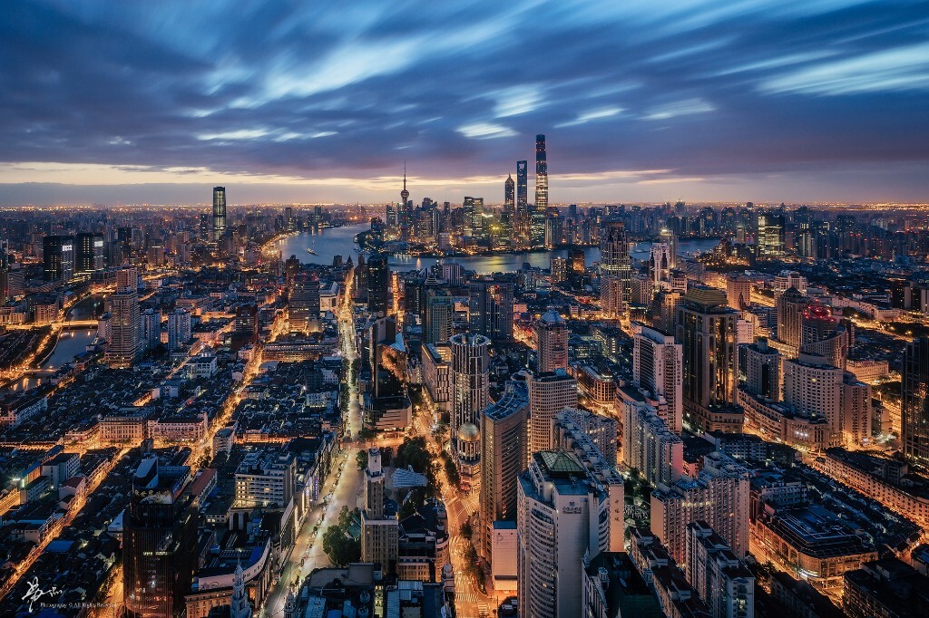 It has created along the Bund and the Huangpu waterfront one of the most exciting and unique urban places in the world.<br />
Location: Shimao International Plaza, Shanghai
