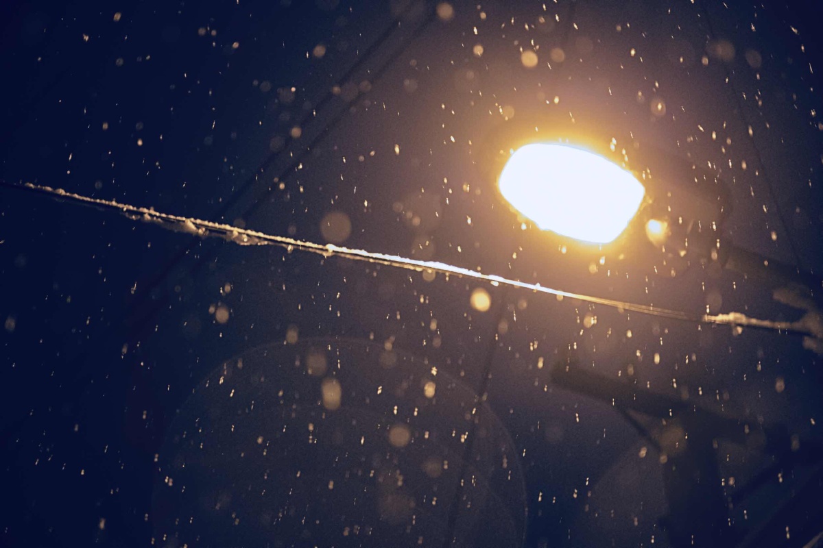 雪夜下的路灯