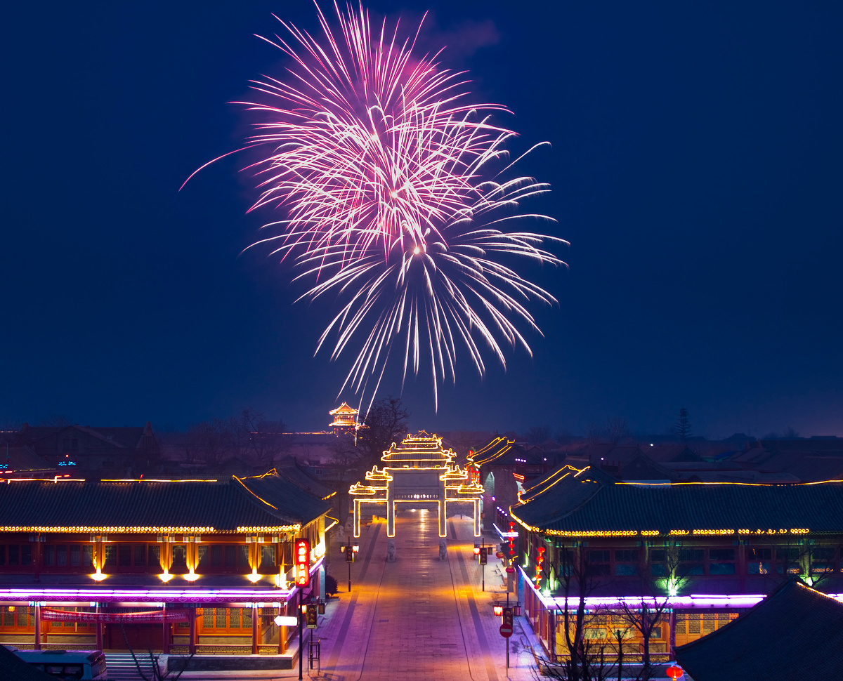 正月的烟花照亮了古城