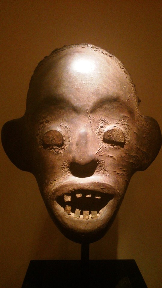 这张脸有点恐怖,不知道是哪个时期的人.