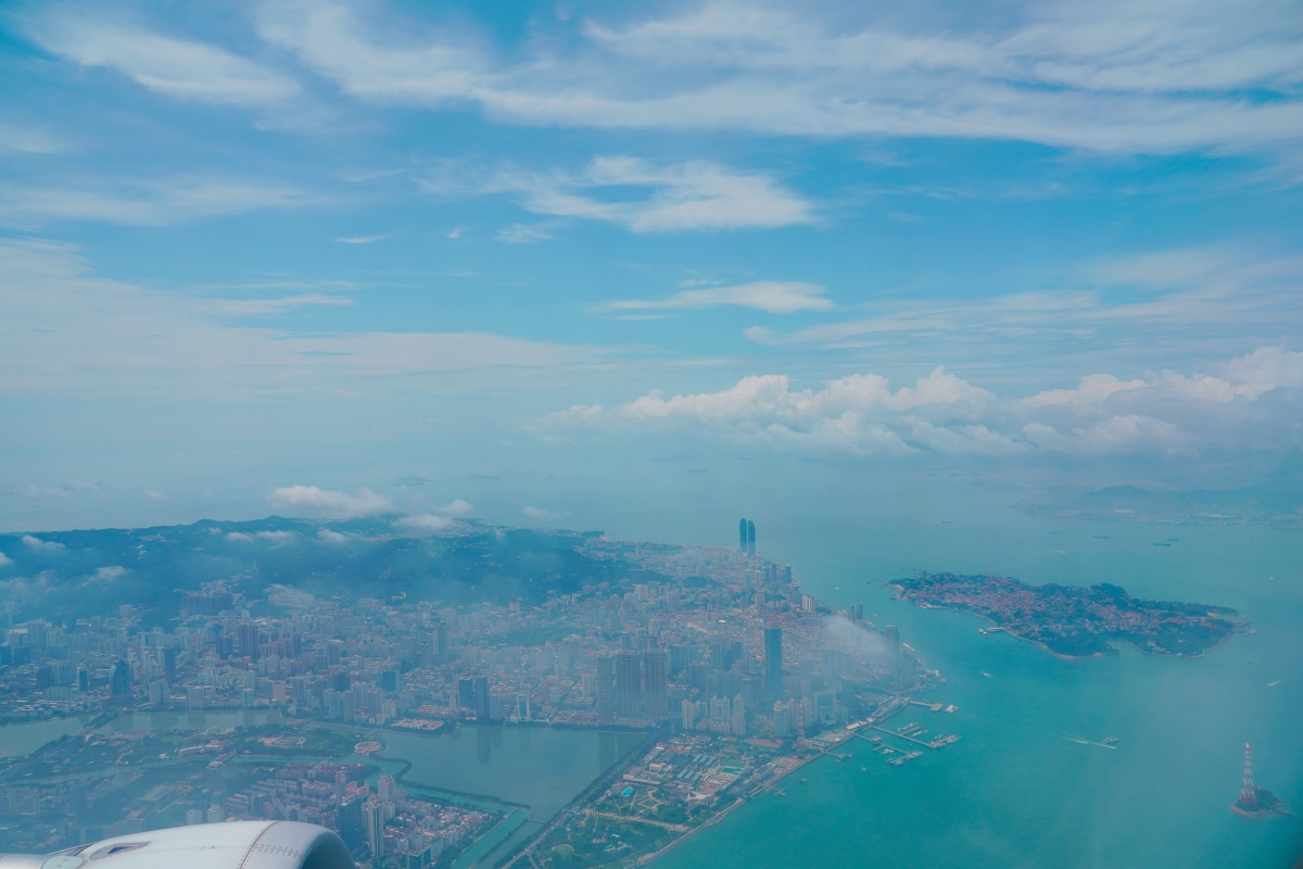 刚好雨过天晴,出差途中总是喜欢带着相机靠窗拍拍高空的风景