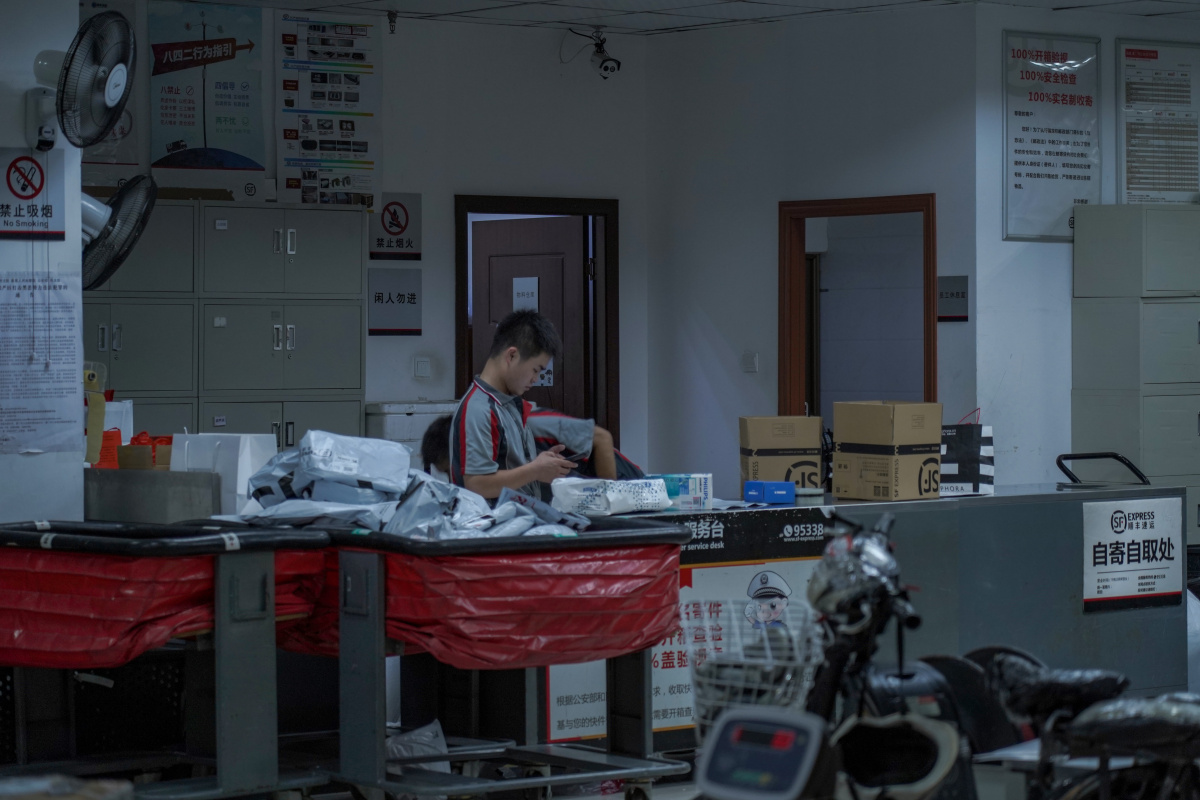 百姓街头②夜晚的快递站